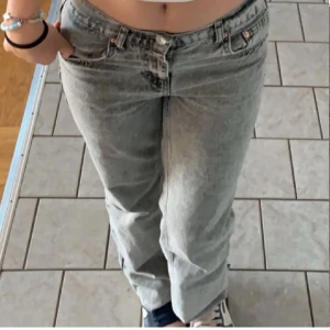 Gråa superfina jeans💗 - Säljer ett par grå jeans som är använda bara 1 gång. Säljer dessa för att dom inte passar längre🥰