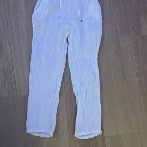 Vita linnebyxor  - Ett par vita linnebyxor 