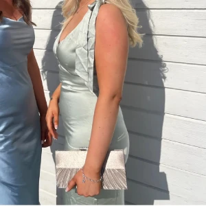 Balklänning  - Jättefin balklänning som enbart använts en gång på min bal, färgen är olivgrön/turkos i en ljus färg. Knytning på axlarna vilket gör att man kan reglera storleken lite! Klänningen är uppsydd lite nedtill men går att ta bort, jag är 170 cm!🤗 nypris är 1249