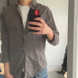 Oscar Jacobson skjorta - En jättesnygg Oscar Jacobson skjorta i väldigt bra skick | Sitter väldigt skönt och snyggt på. | Modellen är 180. | Hör av er vid frågor!🌟