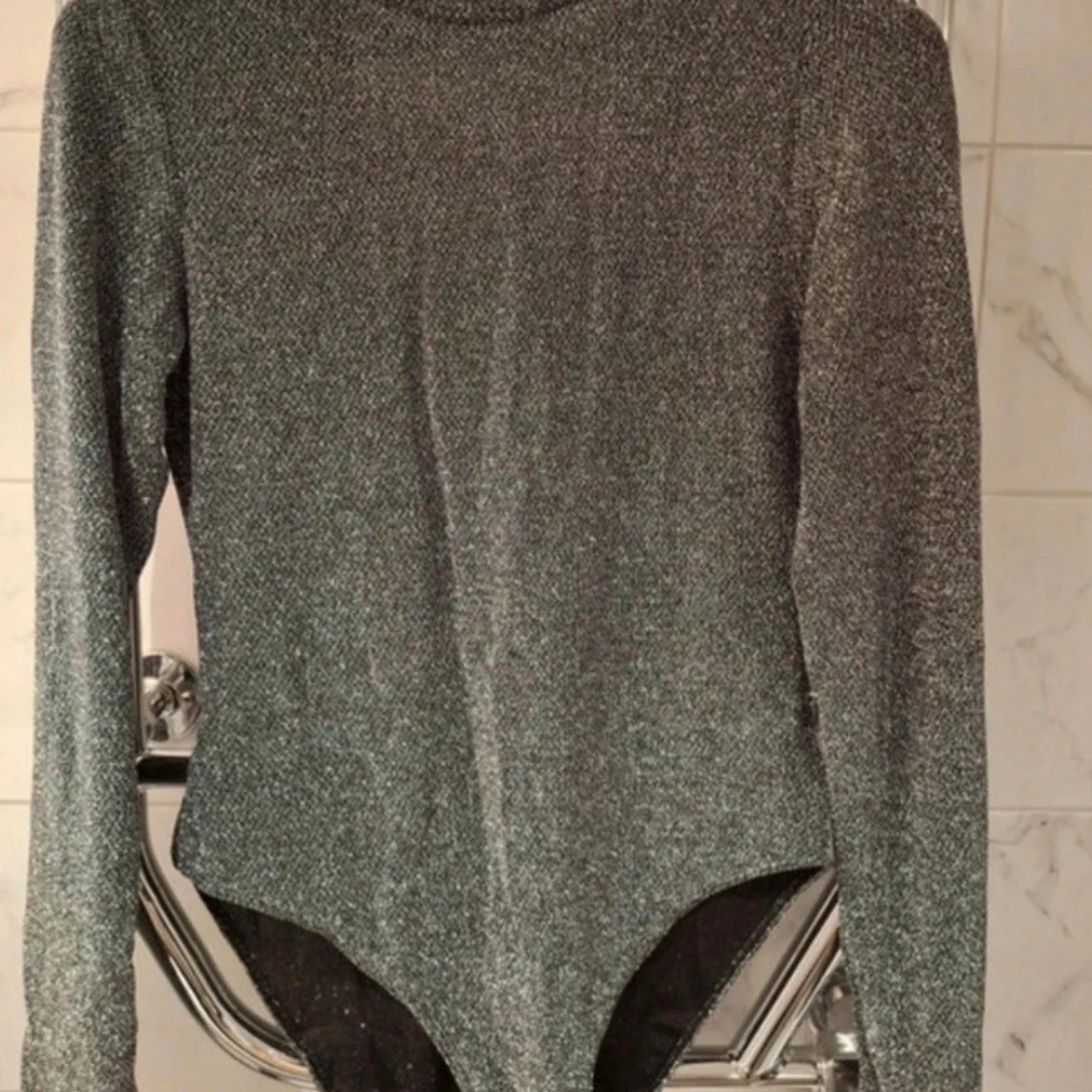 Glittrig silver body med öppen rygg