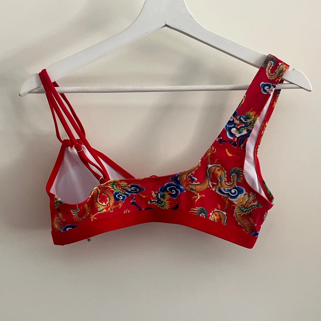 Röd bikiniöverdel med drakmönster - 1