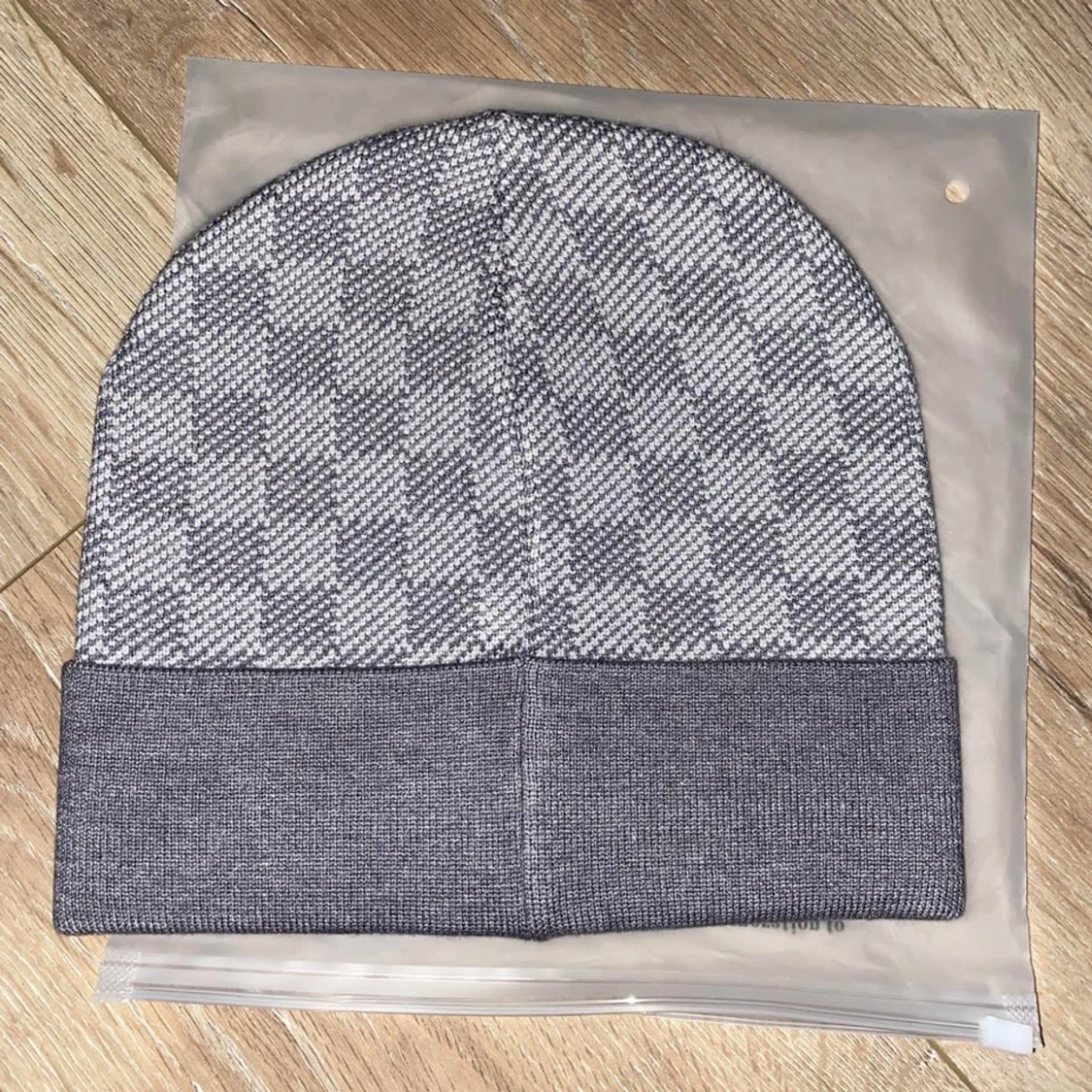 Grå rutig mössa  - 1