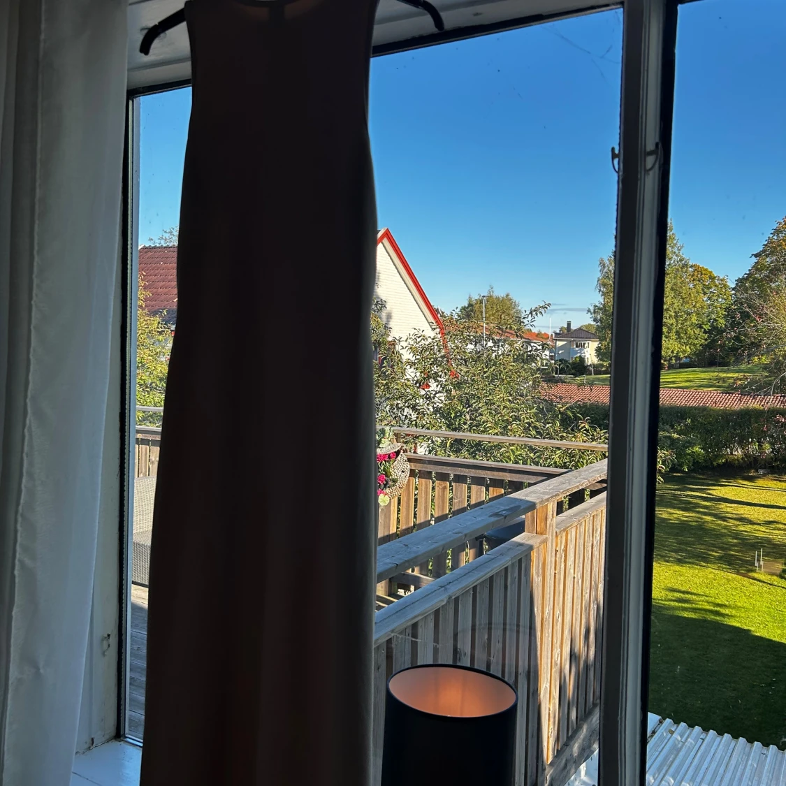 Ljus långklänning med rynk i sidan - 2