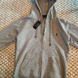 Polo Ralph Lauren zip - En helt ny polo Ralph Lauren zip hoodie i storlek m men passar mer som s