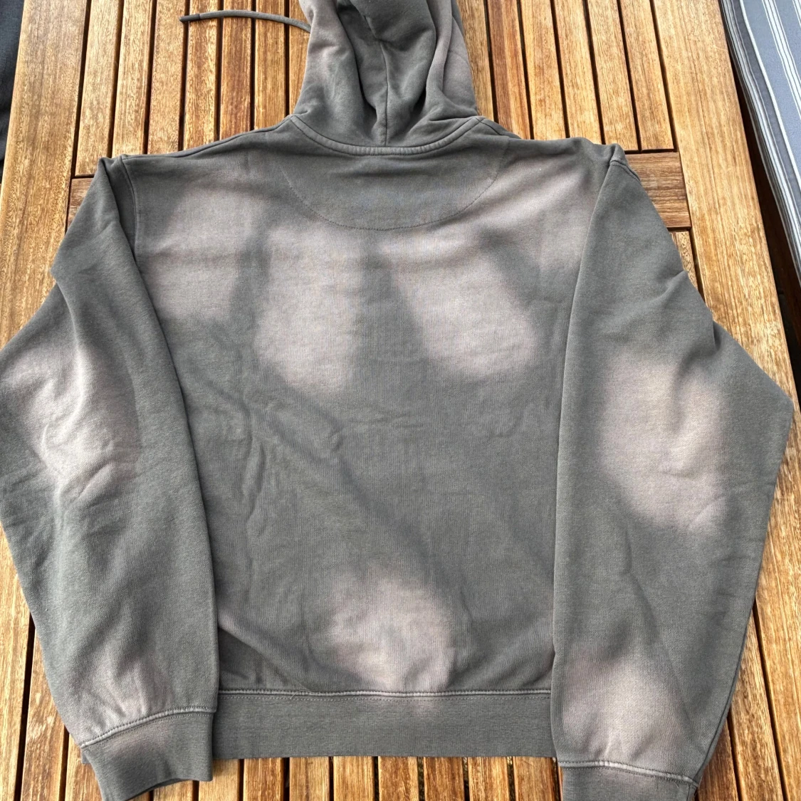 Grå hoodie med broderad text   - 3