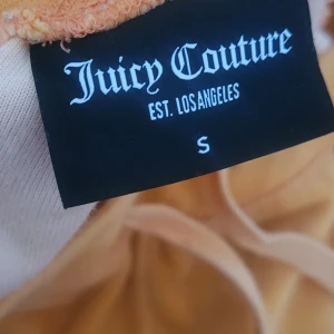 Juicy couture - Fina byxor som inte kommer till användning. Sparsamt använda och fint skick. Storlek small. Kan vid seriöst intresse och smidig affär gå ned i pris. 
