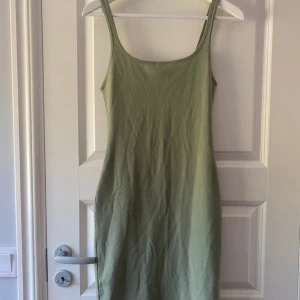 Ljusgrön tight klänning från Zara - Figursydd som formar kroppen fint. Använd 2 gånger men i bra skick.