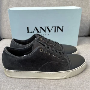 Lanvin skor  - Hej! Säljer nu dessa sjukt snygga lanvin skor. Skorna är i toppskick! Har begränsat antal boxar och dustbag. Hör av dig vid frågor. 