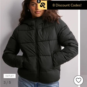 Svart pufferjacka  - Säljer en svart pufferjacka med huva och dragkedja framtill. Knappt använd