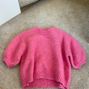 Rosa stickad tröja med kort ärm - Superfin rosa stickad tröja med korta ärmar från Zara. 