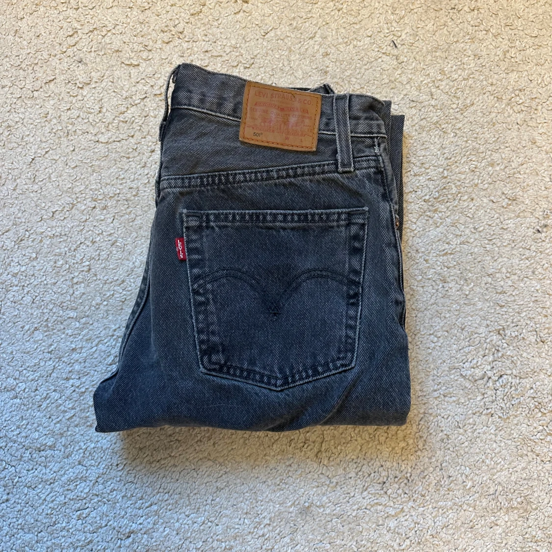 Levi's 501 mörkgråa