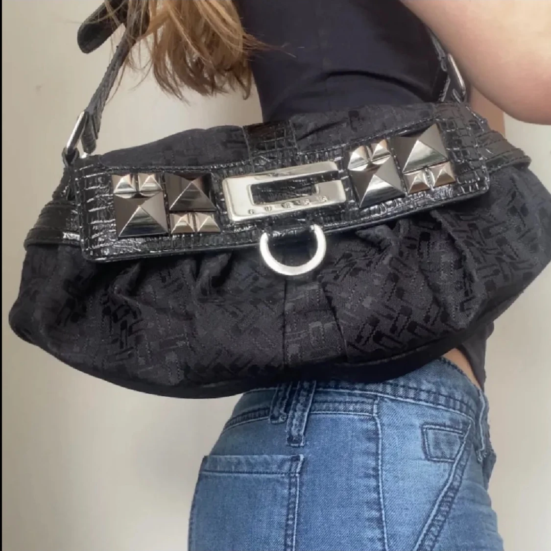 Svart axelväska med nitar från Guess - 1