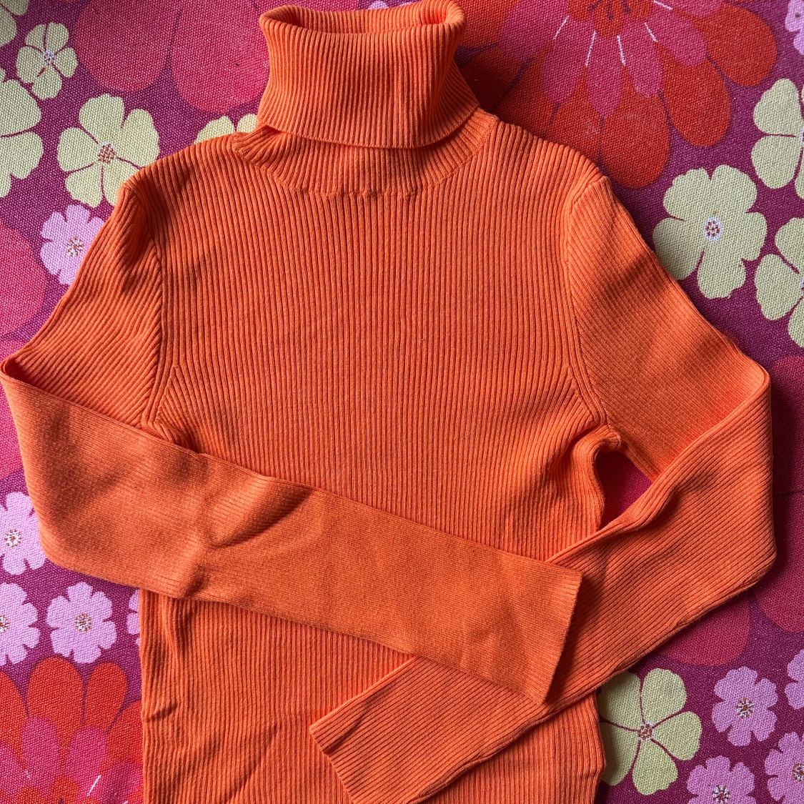 Ribbad orange polotröja