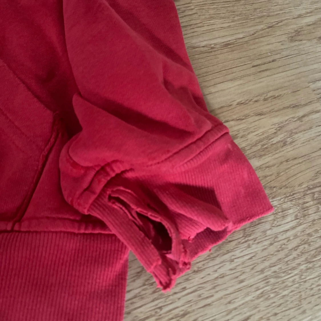 Röd hoodie med huva i bomull - 1