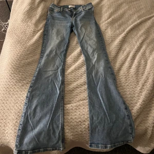 Bootcut jeans från Gina Tricot, blå - Snygga ljusblå bootcut jeans från Gina Tricot, modell Perfect, bekväm passform🥰