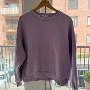 Ljuslila sweatshirt - Enkel och stilren ljuslila sweatshirt med rund hals och långa ärmar. 🩷