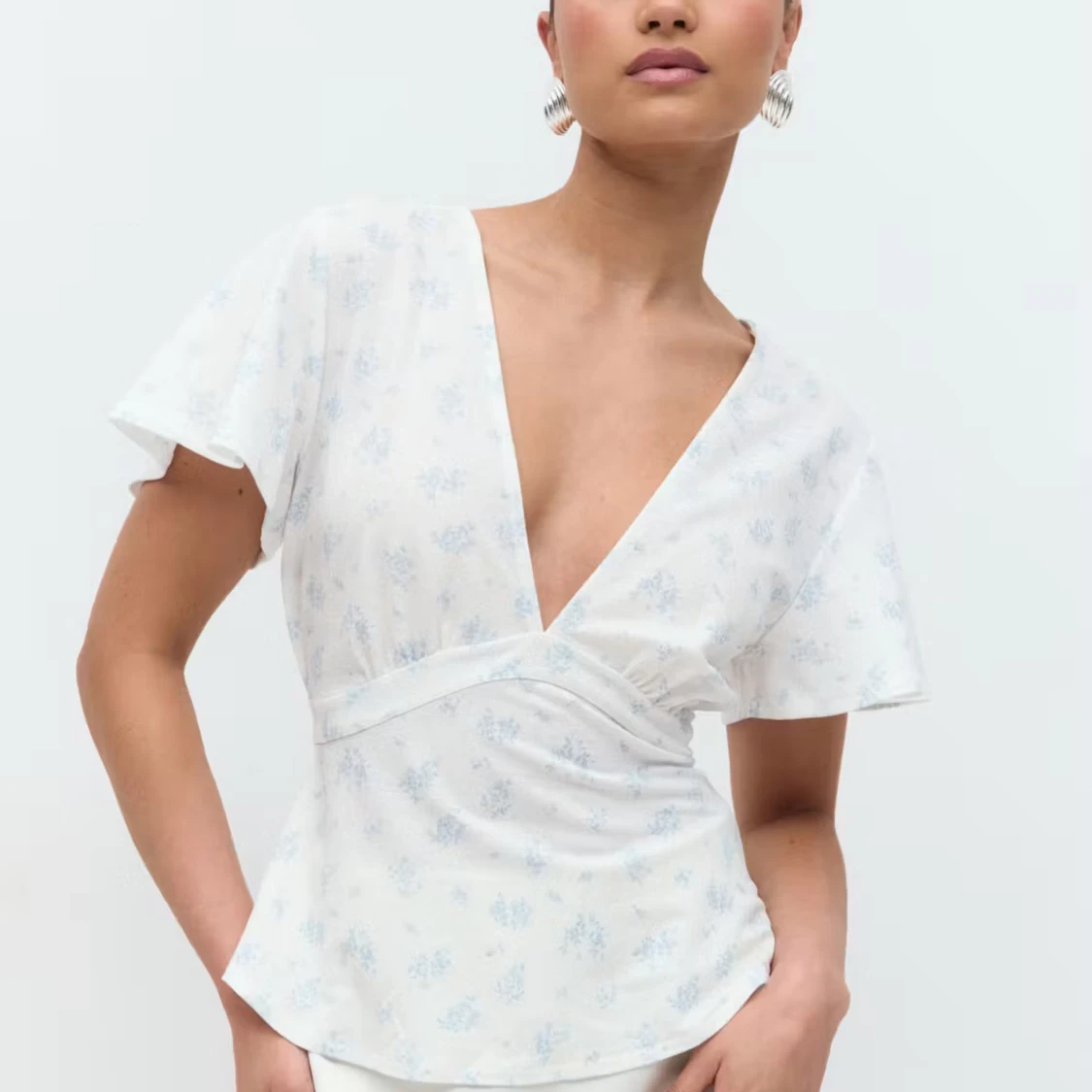 Vit blommig omlottopp från Gina Tricot - 3