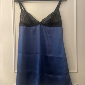 Blått nattlinne från Cubus - Blått nattlinne från Cubus, storlek XS. Har även en likadan i lila i separat annons.