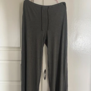 Grå mjukisbyxor från 157, storlek XL - Mörkgrå mjukisbyxor från 157 i storlek XL. Perfekta för chill dagar eller när du vill vara extra bekväm.
