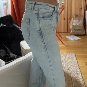 Ljusblå raka jeans med hög midja - Säljer ett par ljusblå jeans från bikbok. Köpa i somras. Jag är 169cm lång. Nypris 599. Storlek 25/32 men väldigt stretchiga 