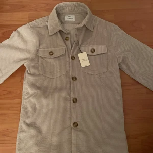 Ciszere overshirt - Säljer denna riktigt snygga ciszere overshirt som är perfekt för våren och sommaren. Den är använd max 10 gånger och har inte längre lappen kvar som på bilden. Nypris på denna är ca 1400. Hör av dig vid frågor?