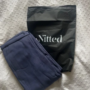 Mörkblå mjukisbyxor från Nitted🤩🤩 - Hej! Säljer ett par populära mjukisbyxor från nitted, Tillas nya färg mörkblå som är helt slutsålda i storlek xs för råkade köpa två stycken, helt oanvända❤️😊