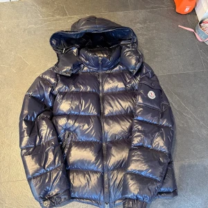 Moncler Maya navy size 1   - Moncler Maya i färgen navy blå i storlek 1/S i mycket bra skick. Jackan är varm och tjock  till vintern, den är använd  ytterst lite, medföljer påse, och taggar. NFC fungerar
