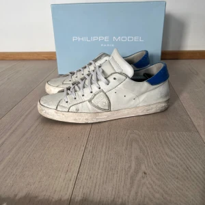 Philippe model - Säljer nu dessa Philippe model i storlek 42| Skick 7/10 lite slitna men funkar bra att använda| inget og vid köp skriv vid funderingar|