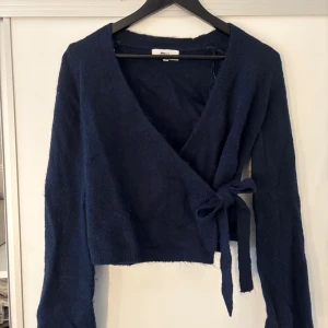 Stickad cardigan  - Superfin tröja med knyte⭐️använd fåtal gånger så den är som helt ny🥰