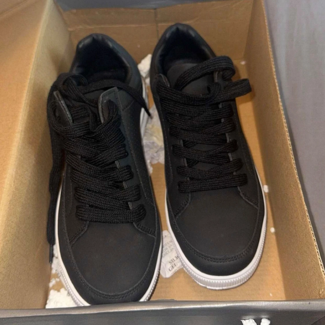 Svarta sneakers med vit sula, stl 40 - 2