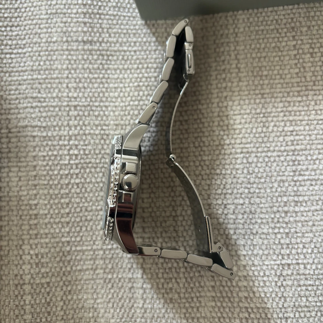 Guess silverfärgad klocka med stenar - 3