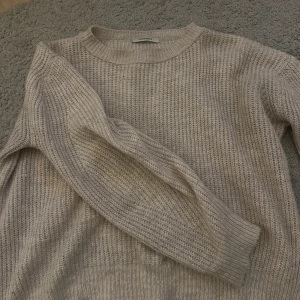Beige stickad tröja från Chiquelle - Mysig beige stickad tröja från Chiquelle med rund halsringning och långa ärmar. Storlek S, bra skick.