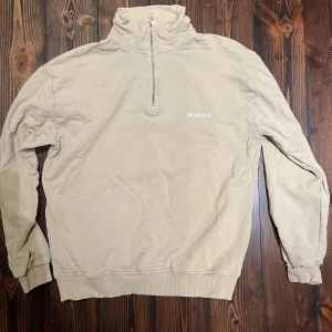 Beige half zip tröja från Que Sera Sera - Snygg beige half zip från Que Sera Sera i storlek L. Original pris 799. 