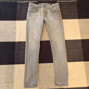 Dondup jeans - Tjena, säljer ett par gråa dondup jeans i modellen george(den vanliga). Jeansen är i storlek 33 och är i väldigt bra skick. Köptes på nk får några månader sedan för 3200. Om något undras över så skriv gärna🤩