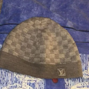 Grå vinter mössa - Snygg grå mössa perfekt för kyliga dagar. Klassisk design som passar till det mesta.