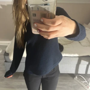 Stickad tröja - Mörkblå stickad tröja med slits på båda sidorna. Lite nopprig men annars bra skick 💗