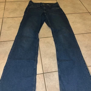 Lågmidjade bootcut jeans  - Säljer mina favorit lågmidjade, blå bootcut jeans. De är superstretchiga och passar perfekt på mig som är 168 cm och bär storlek s. Skriv vid frågor💗