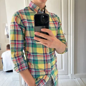 Ralph Lauren skjorta  - Ralph Lauren skjorta, inga defekter. Passar modellen som är 170,56 kg. Inga defekter! Kom med frågor 😊