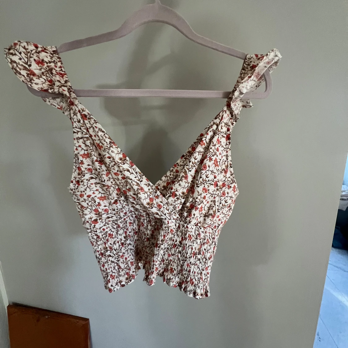 Blommig croppad blus med volang - 4