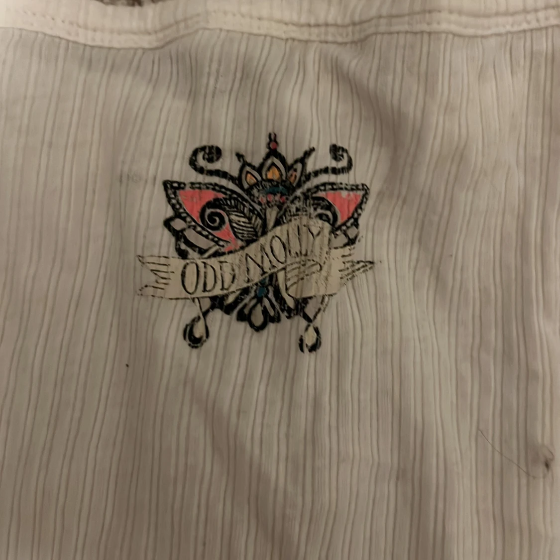 Vit ribbad linnetopp med knappar - 4