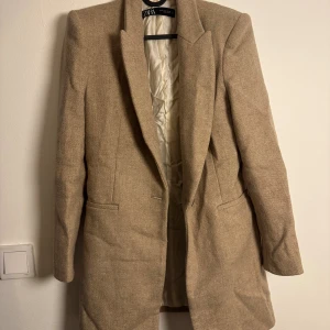 Kavaj jacka från Zara - Säljer min super fina kavaj jacka från zara. Då den har tyvärr blivit för lite för mig