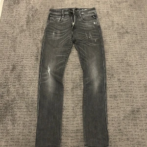 Replay Anbass jeans - Säljer nu ett par riktigt feta replay jeans. Storlek W31, L34. Om du har några fler funderingar så är det bara att fråga på!❇️