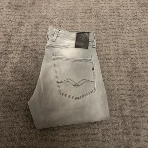 Replay jeans - Säljer nu ett par riktigt feta replay jeans. Storlek W28, L32. Om du har några fler funderingar så är det bara att fråga på! ❇️