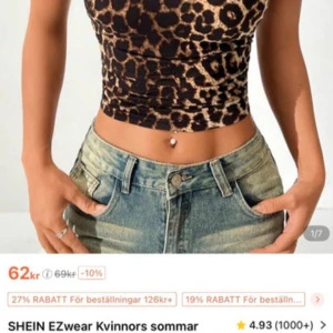 Leopardmönstrad croppad topp SHEIN - Snygg croppad topp från SHEIN med leopardmönster i bruna och svarta toner. Toppen har rund halsringning och korta ärmar, perfekt för att sticka ut. Materialet är mjukt och stretchigt, vilket gör den bekväm att bära. Passformen är tight och toppen är riktigt trendig.
