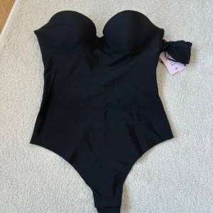 Populär Hm body - Säljer den populära Hm body storlek 75B, band medföljer och den har prislapp kvar. Det är även fri frakt 🩷