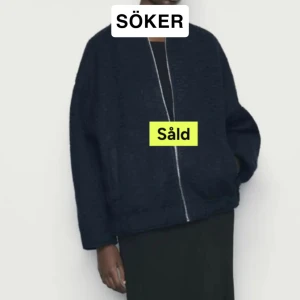 SÖKER DENNA MÖRKBLÅA JACKAN IFRÅN ZARA - Helst i storlek S-M hör av er om ni säljer än så kan vi diskutera pris!☺️