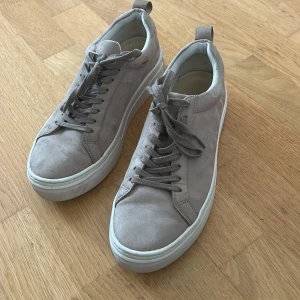 Beige sneakers från Vagabond - Snygga beige sneakers från Vagabond med platt vit sula och rund tå. Skorna har snörning och är gjorda i mocka för en soft och stilren look. Lite smutsiga men det går säkert att få bort🥰