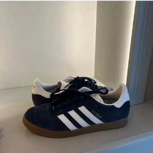 Adidas Gazelle Marinblå - Fina Adidas Gazelle sneakers i bra skick!