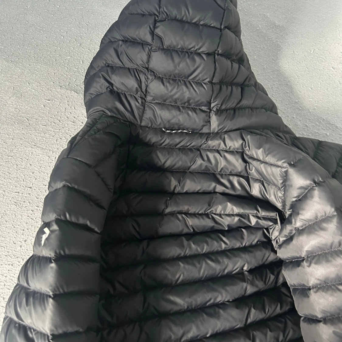 Svart dunjacka Peak Performance - 1